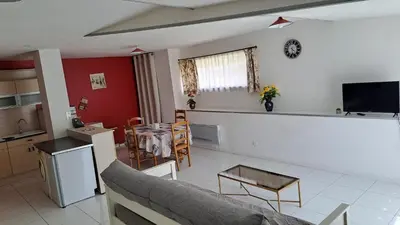 Cuisine ou kitchenette dans l'établissement Mauleon Maison prive jardin 6 personnes