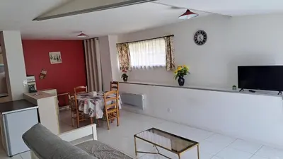 Télévision ou salle de divertissement dans l'établissement Mauleon Maison prive jardin 6 personnes