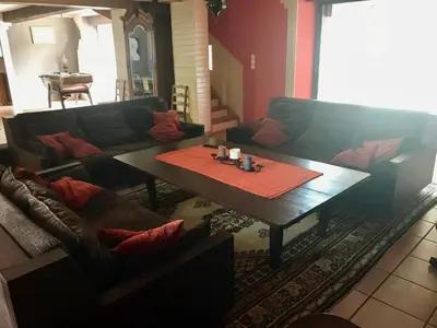 Coin salon dans l'établissement Gîte la Treille