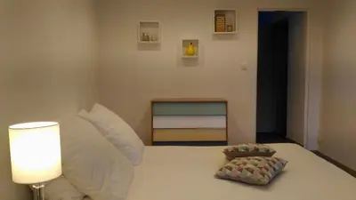 Un ou plusieurs lits dans un hébergement de l'établissement Mon Petit Studio Sous les Toits