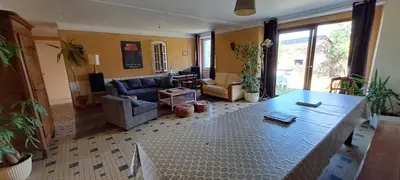 Coin salon dans l'établissement Maison de résidence d'artistes Vallons de l'Erdre 4 Pièces 9 pers