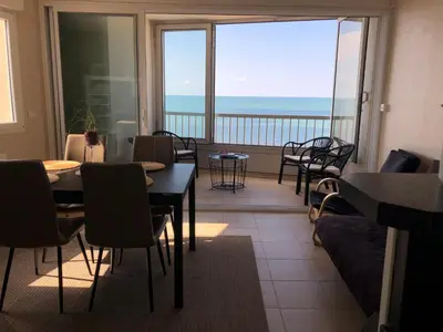 Vue générale sur la mer ou vue sur la mer prise depuis l'appartement