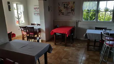 Restaurant ou autre lieu de restauration dans l'établissement Hotel Le Cormier 9