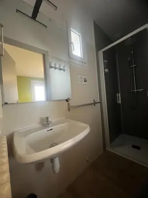 Salle de bains dans l'établissement Hotel Le Cormier 9