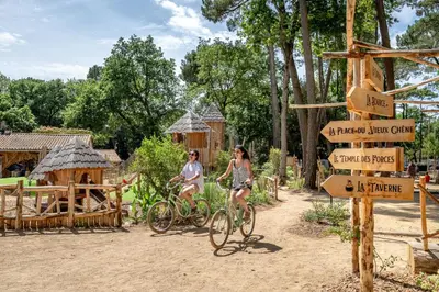 Jardin de l'établissement Flower Camping Au Bois des Biches