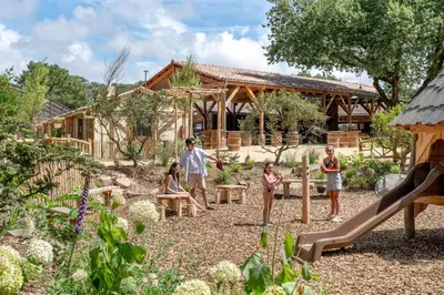 Jardin de l'établissement Flower Camping Au Bois des Biches