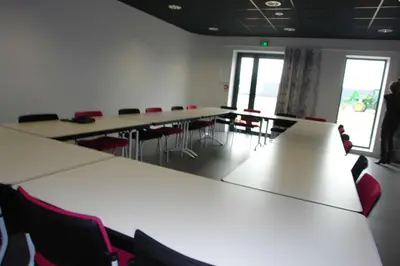 Espace de conférence ou salle de réunion dans l'établissement Brit Hotel Vendée Mer