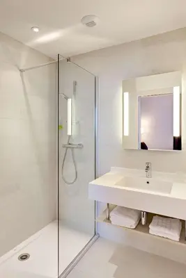 Salle de bains dans l'établissement Brit Hotel Vendée Mer