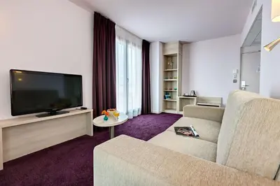 Télévision ou salle de divertissement dans l'établissement Brit Hotel Vendée Mer