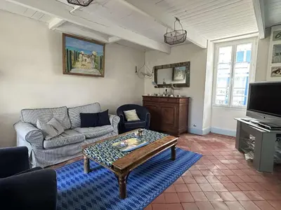 Télévision ou salle de divertissement dans l'établissement Maison rénovée avec jardin, proche plage, 4 couchages, Barbâtre - FR-1-224B-744