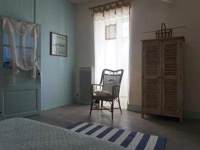 Un ou plusieurs lits dans un hébergement de l'établissement Maison rénovée avec jardin, proche plage, 4 couchages, Barbâtre - FR-1-224B-744