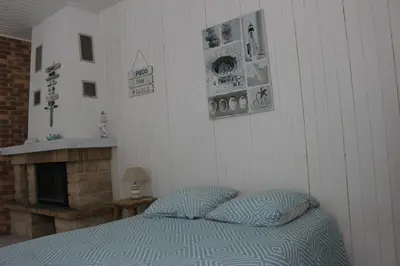 Un ou plusieurs lits dans un hébergement de l'établissement GITE AVEC SPA ENTRE FORET ET PLAGE - Ambiance Bord de Mer