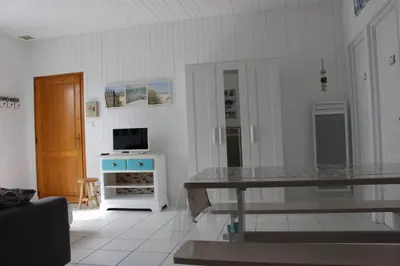 Télévision ou salle de divertissement dans l'établissement GITE AVEC SPA ENTRE FORET ET PLAGE - Ambiance Bord de Mer