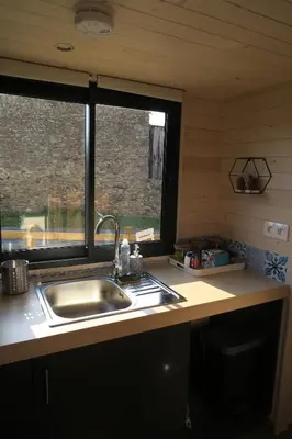 Cuisine ou kitchenette dans l'établissement Tiny House à 30 min du Puy du Fou jusqu'à 6 personnes
