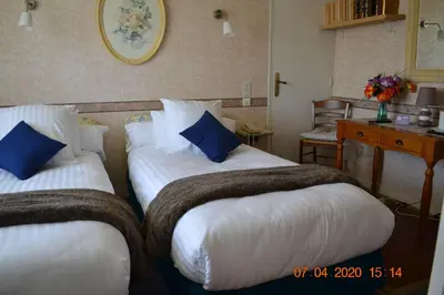 Un ou plusieurs lits dans un hébergement de l'établissement Hôtel Le Castel