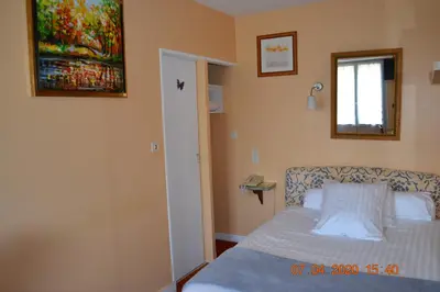 Un ou plusieurs lits dans un hébergement de l'établissement Hôtel Le Castel