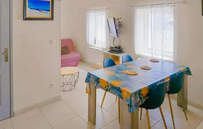 Plan de l'établissement Lovely Home In St Urbain With Kitchen