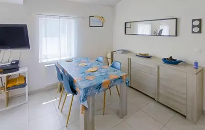 Plan de l'établissement Lovely Home In St Urbain With Kitchen