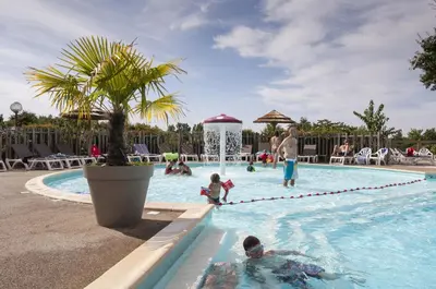 Piscine de l'établissement Camping RCN La Ferme du Latois ou située à proximité
