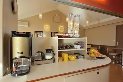 Cuisine ou kitchenette dans l'établissement Hôtel du Parc Nantes Ouest Orvault