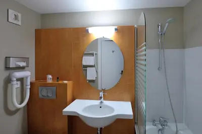 Salle de bains dans l'établissement Hôtel du Parc Nantes Ouest Orvault