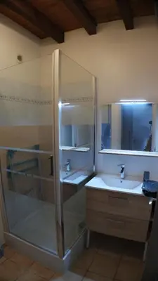 Salle de bains dans l'établissement Le Beugnon