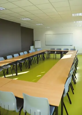 Espace de conférence ou salle de réunion dans l'établissement JF Accueil & Formation
