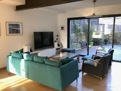 Télévision ou salle de divertissement dans l'établissement LE BEAU REPAIRE, chambres d'hôtes, quartier historique, accueil vélos