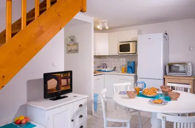 Cuisine ou kitchenette dans l'établissement Madame Vacances Les Maisons du Lac