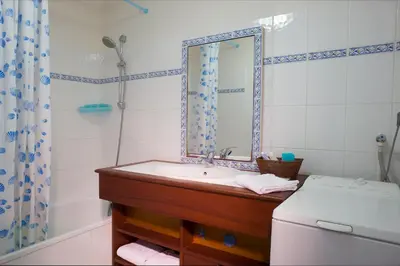 Salle de bains dans l'établissement Madame Vacances Les Maisons du Lac