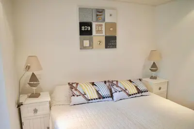 Un ou plusieurs lits dans un hébergement de l'établissement 700m de la plage des Dames - Maison pour 9