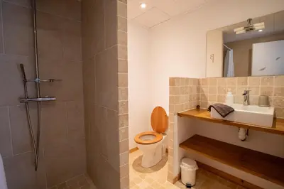 Salle de bains dans l'établissement Les granges du chiron