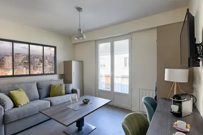 Télévision ou salle de divertissement dans l'établissement Le Baron Centre - Garage privé - Wifi fibre - classé 3 étoiles