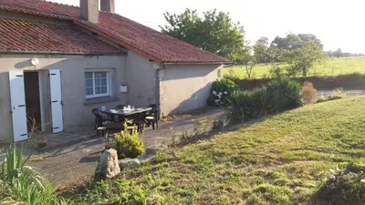 Jardin de l'établissement Gîte de La Sapinière à 15 min du Puy du Fou