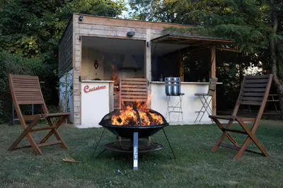 Barbecue disponible mis à disposition des clients de le B&B/chambre d'hôtes