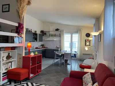 Cuisine ou kitchenette dans l'établissement Appartement lumineux 3 pièces près plage des Dames - FR-1-224B-179