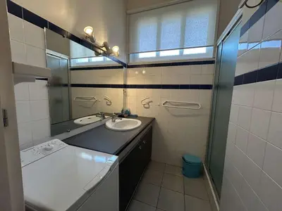 Salle de bains dans l'établissement Appartement lumineux 3 pièces près plage des Dames - FR-1-224B-179