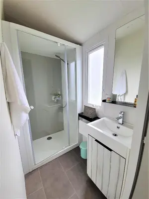 Salle de bains dans l'établissement Camping la Prairie