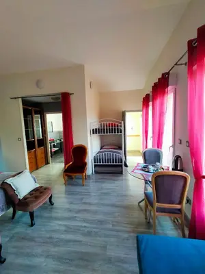 Coin salon dans l'établissement Chambre d'Hôtes du Bois Joli