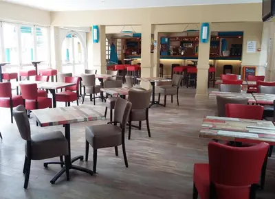 Restaurant ou autre lieu de restauration dans l'établissement Camping Officiel Siblu Le Bois Dormant