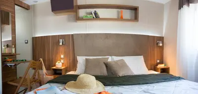 Un ou plusieurs lits dans un hébergement de l'établissement Camping Officiel Siblu Les Pierres Couchees