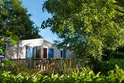 Jardin de l'établissement Camping Officiel Siblu Les Pierres Couchees