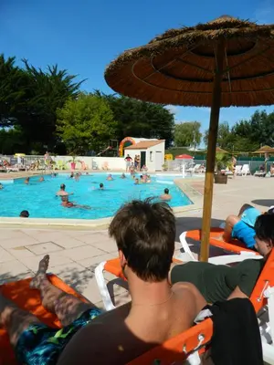 Piscine de l'établissement Camping Le Ragis ou située à proximité