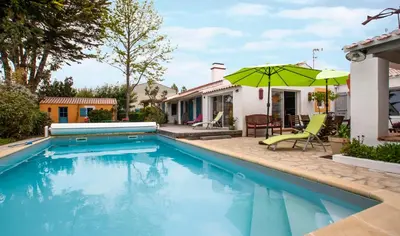 Piscine de l'établissement Les Yeux Bleus Bed & Breakfast ou située à proximité