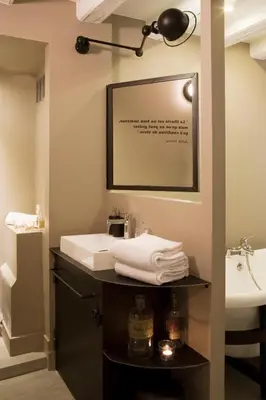 Salle de bains dans l'établissement Unique à Nantes ! Surprenantes- Jules Verne