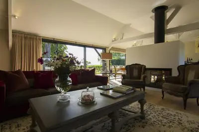 Coin salon dans l'établissement La Maison des Vignes - Domaine de la Soucherie