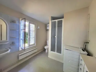 Salle de bains dans l'établissement Maison Authentique: Plage, Commerces et Jardin Clôturé - FR-1-364-33
