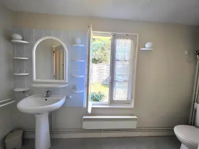 Salle de bains dans l'établissement Maison Authentique: Plage, Commerces et Jardin Clôturé - FR-1-364-33
