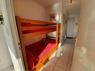 Un ou plusieurs lits dans un hébergement de l'établissement Appartement T2/Cabine en RDC, 4 Couchages, Terrasse, Parking Privé, à 50m de l'Océan - St-Hilaire-de-Riez - FR-1-224C-50