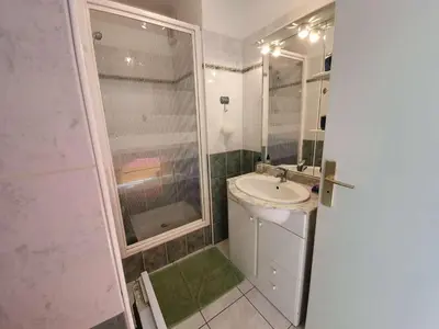 Salle de bains dans l'établissement Appartement T2/Cabine en RDC, 4 Couchages, Terrasse, Parking Privé, à 50m de l'Océan - St-Hilaire-de-Riez - FR-1-224C-50